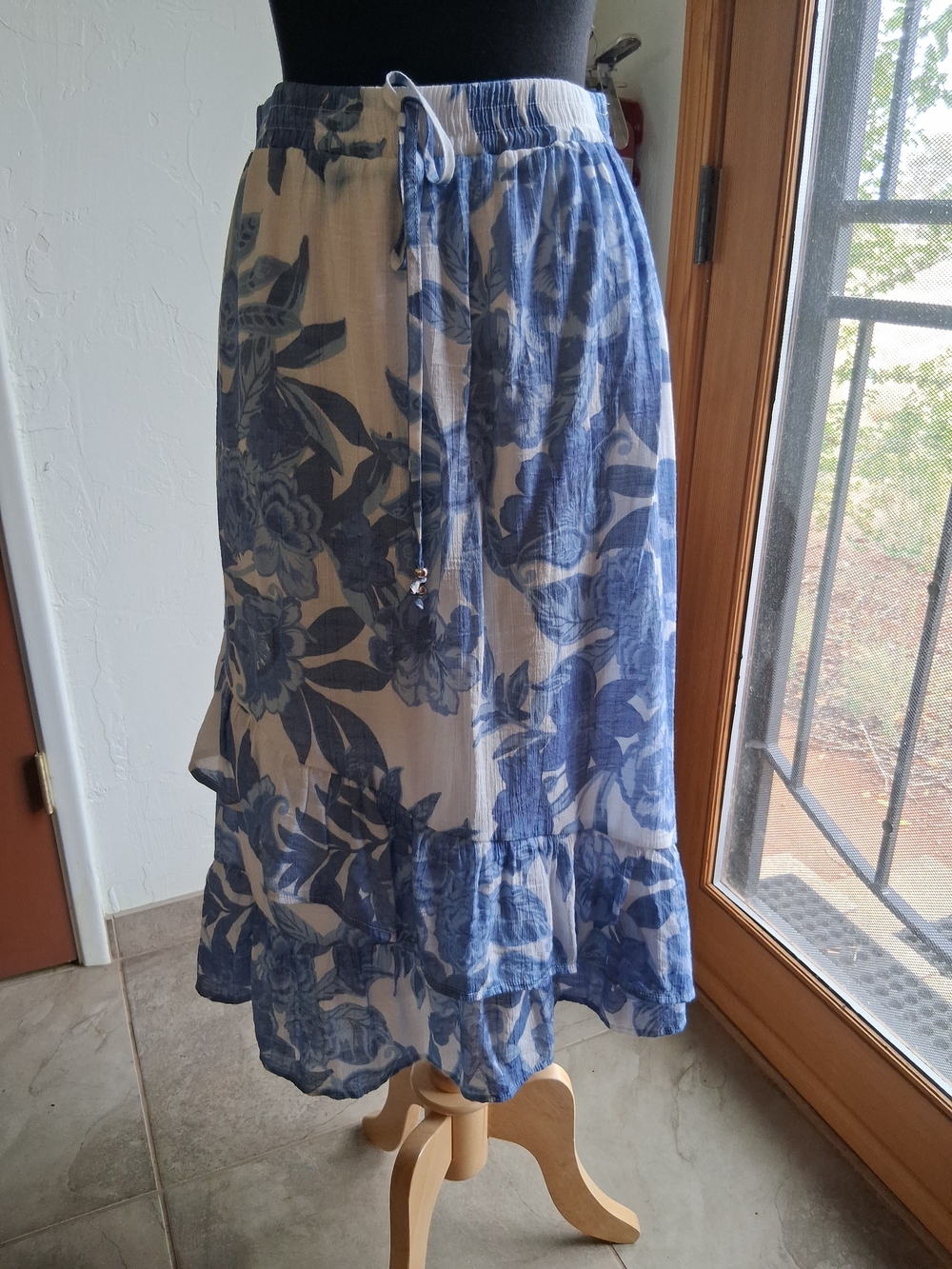 Mlle Gabrielle Blue and White Floral Tie-Waist Midi Skirt